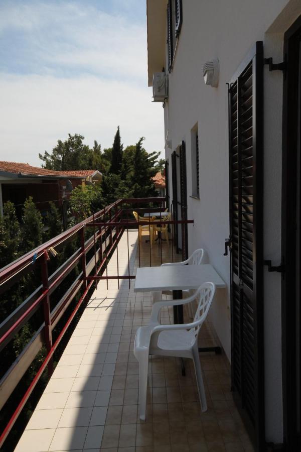 Apartments And Rooms By The Sea Starigrad, Paklenica - 6591 Exteriör bild
